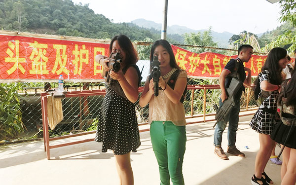 公司集體體驗(yàn)軍旅生活